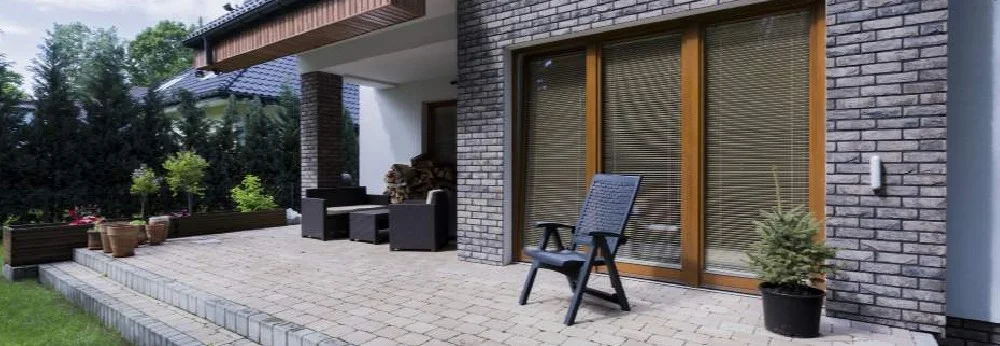 Gepflasterte Terrasse mit Gartenmöbeln